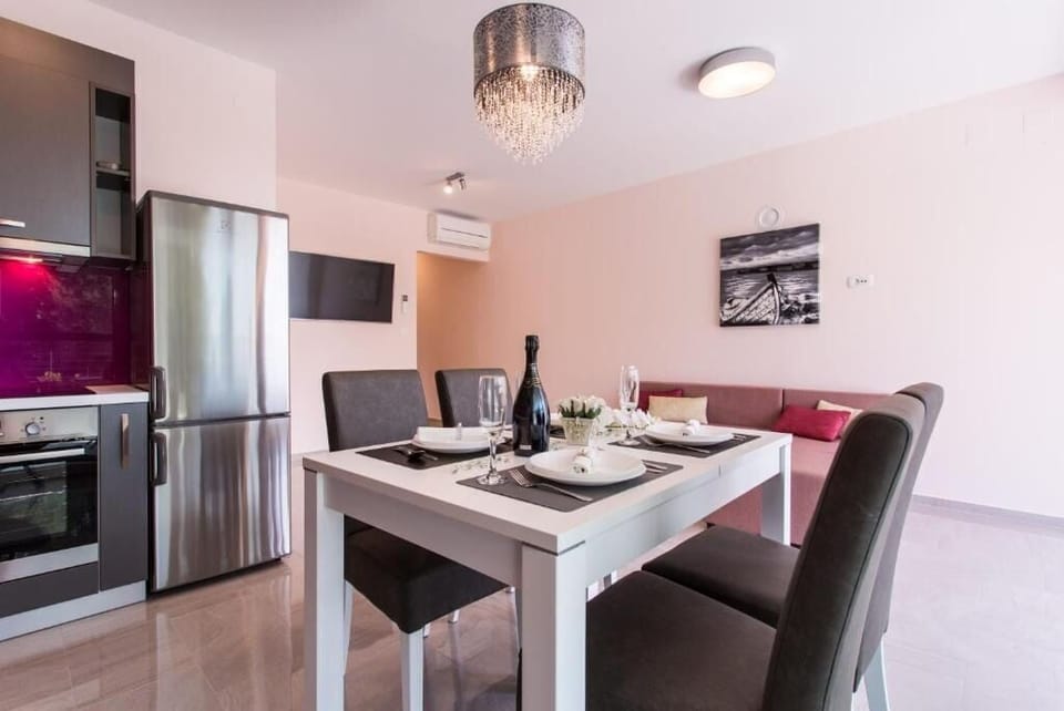 Apartment (A1) | Private kitchen | Fridge, microwave, oven, stovetop