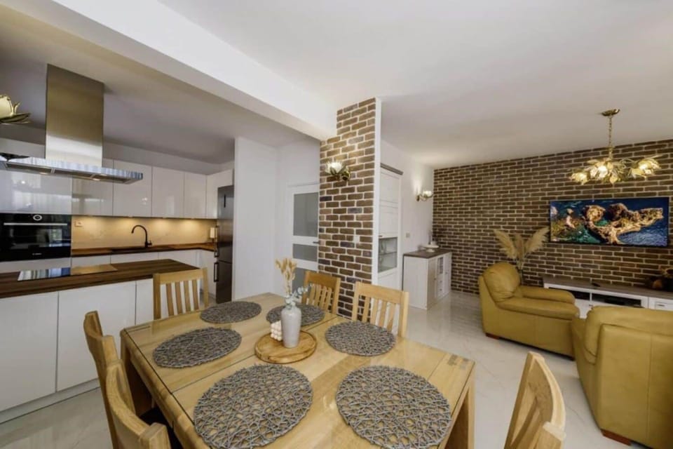 House | Private kitchen | Fridge, microwave, oven, stovetop