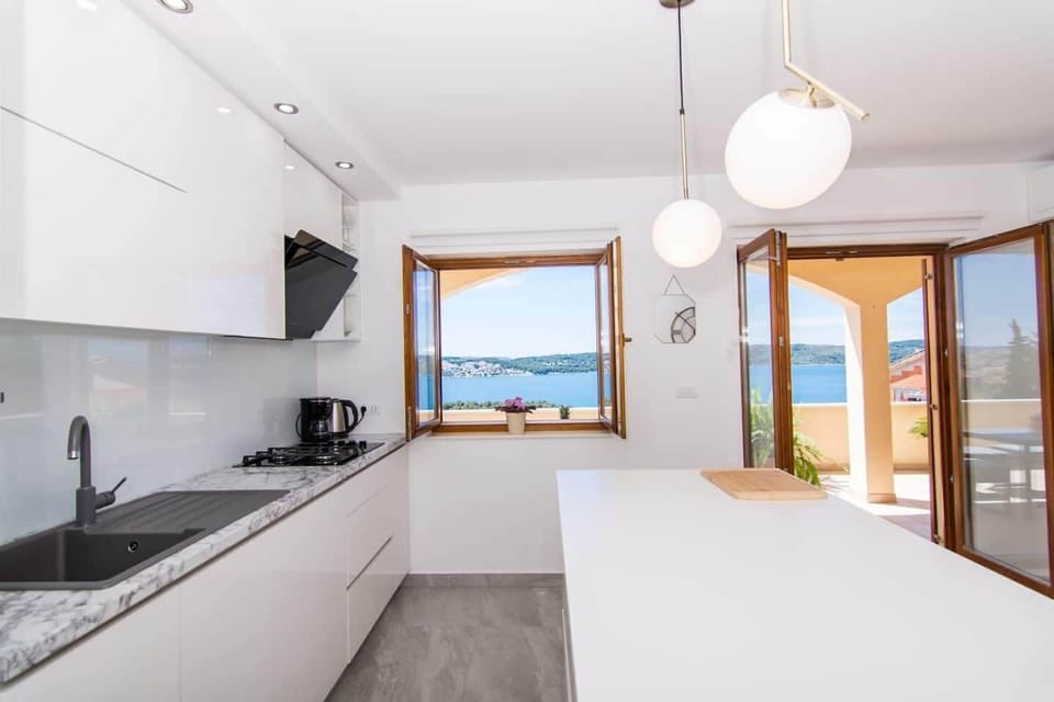 Apartment (A1) | Private kitchen | Fridge, microwave, oven, stovetop