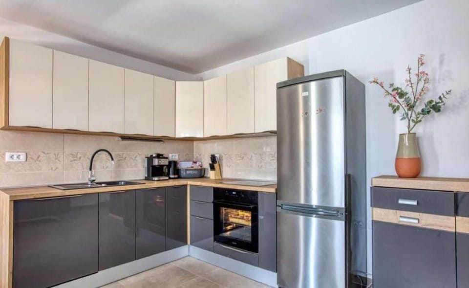 House | Private kitchen | Fridge, microwave, oven, stovetop