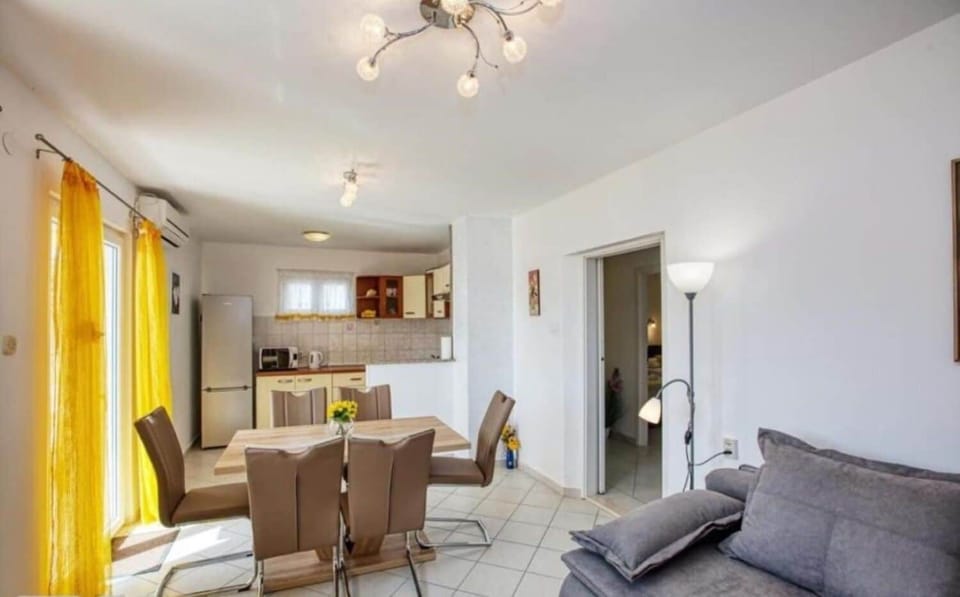 House | Living room | Smart TV, Netflix