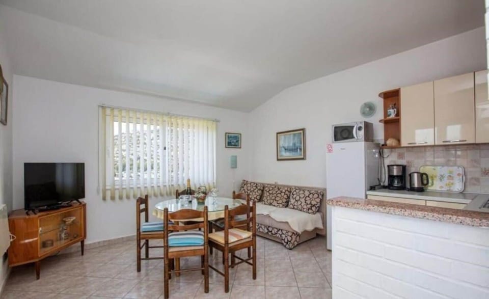 House | Private kitchen | Fridge, microwave, oven, stovetop