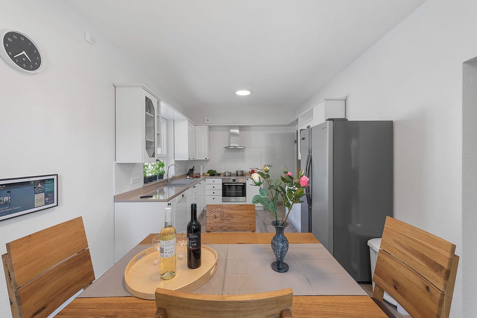 House | Private kitchen | Fridge, microwave, oven, stovetop