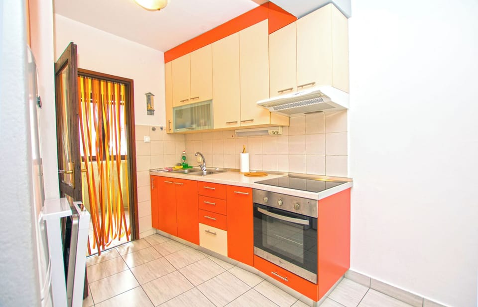 Apartment (A1) | Private kitchen | Fridge, microwave, oven, stovetop