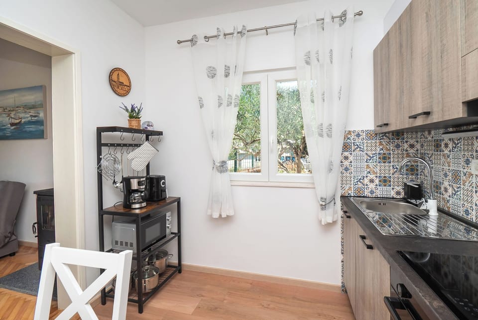 House | Private kitchen | Fridge, microwave, oven, stovetop