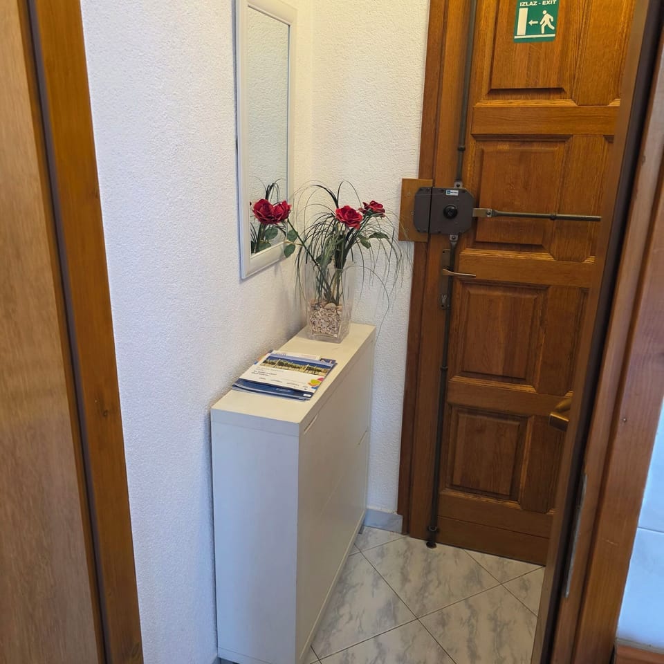 Room (S1) | Hallway