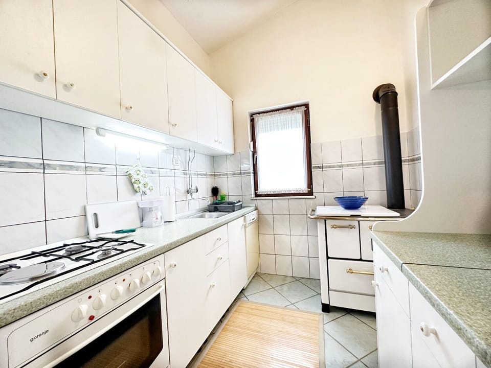 House | Private kitchen | Fridge, microwave, oven, stovetop
