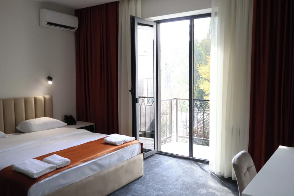 Double Room, Balcony | Blackout drapes, soundproofing, iron/ironing board, free WiFi