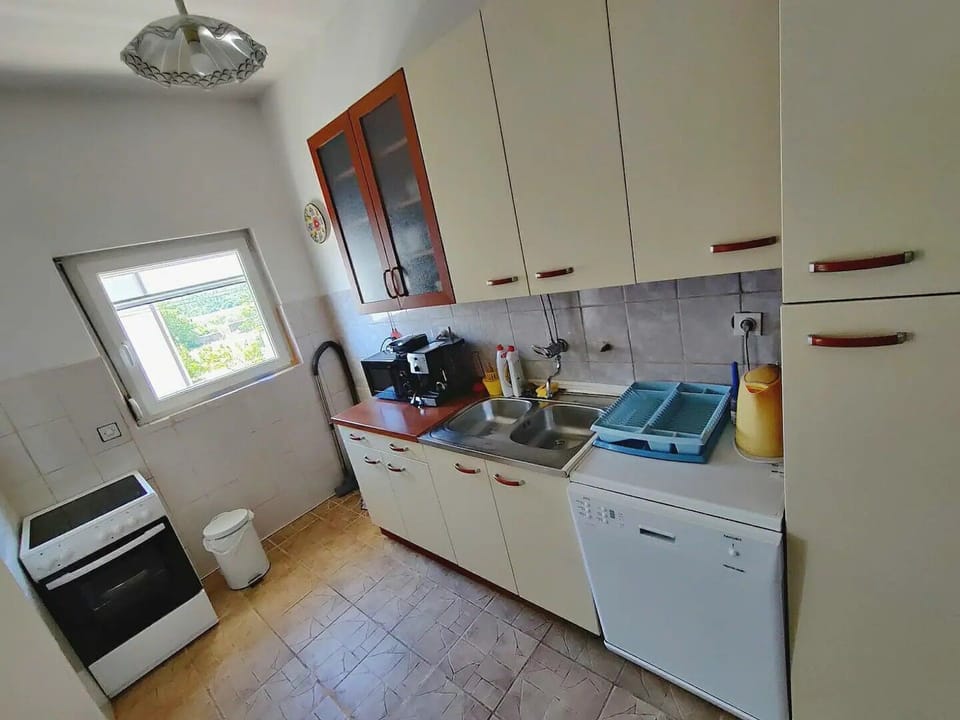 Apartment (A1) | Private kitchen | Fridge, microwave, oven, stovetop