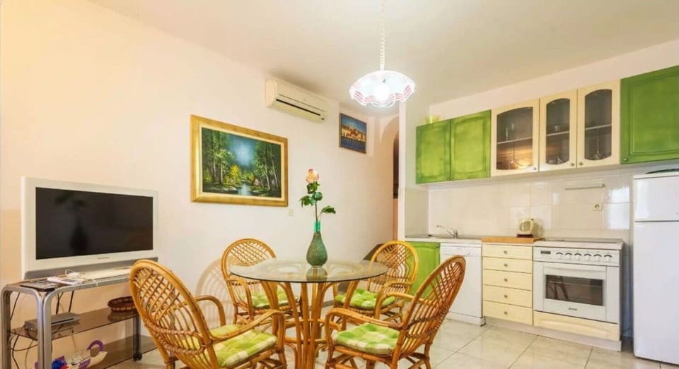 House | Private kitchen | Fridge, microwave, oven, stovetop