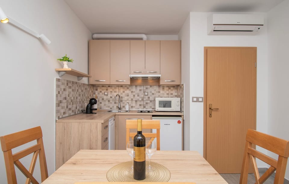 Apartment (A1) | Dining