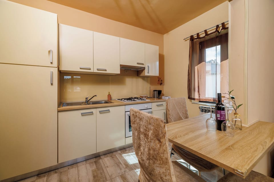 Apartment (A1) | Private kitchen | Fridge, oven, stovetop, espresso maker