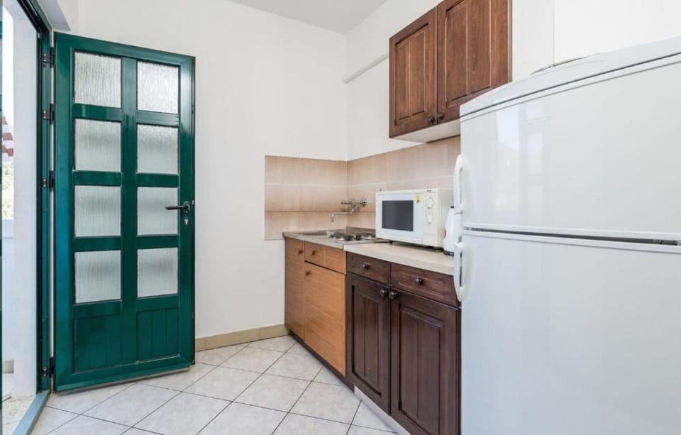Apartment (A1) | Private kitchen | Fridge, microwave, stovetop, espresso maker