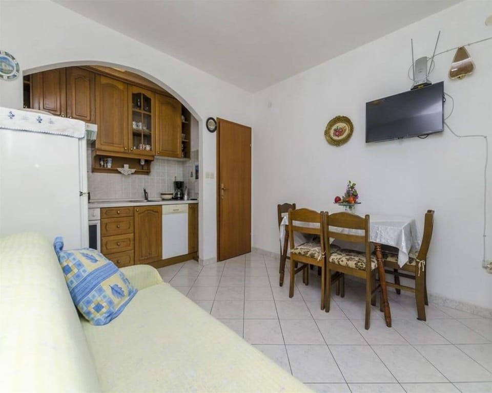 Apartment (A1) | Private kitchen | Fridge, microwave, oven, stovetop