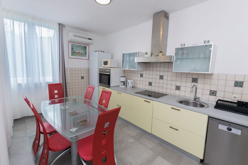 Apartment (A1) | Private kitchen | Fridge, microwave, oven, stovetop