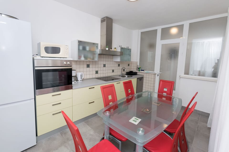 Apartment (A1) | Private kitchen | Fridge, microwave, oven, stovetop