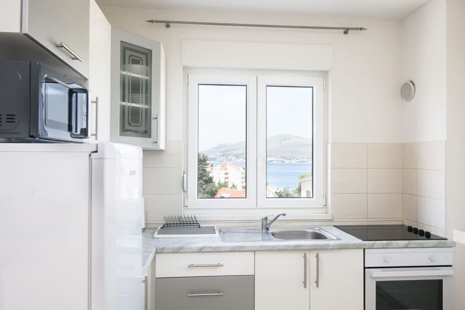 Apartment (A1) | Private kitchen | Fridge, microwave, oven, stovetop