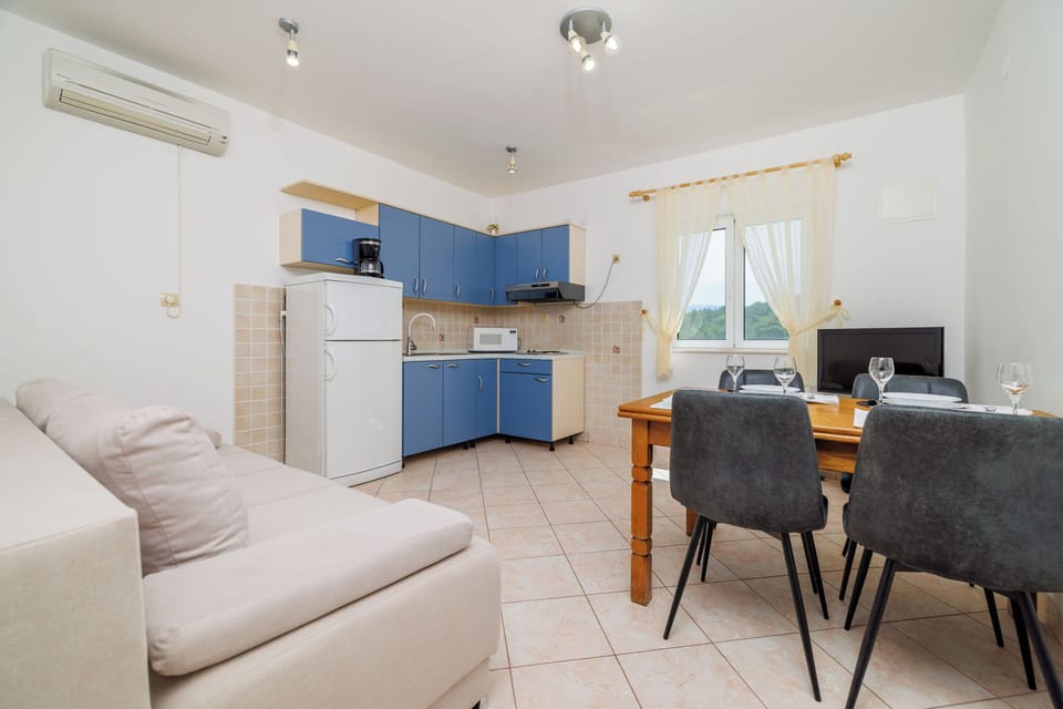 Apartment (A1) | Private kitchen | Fridge, microwave, stovetop, espresso maker