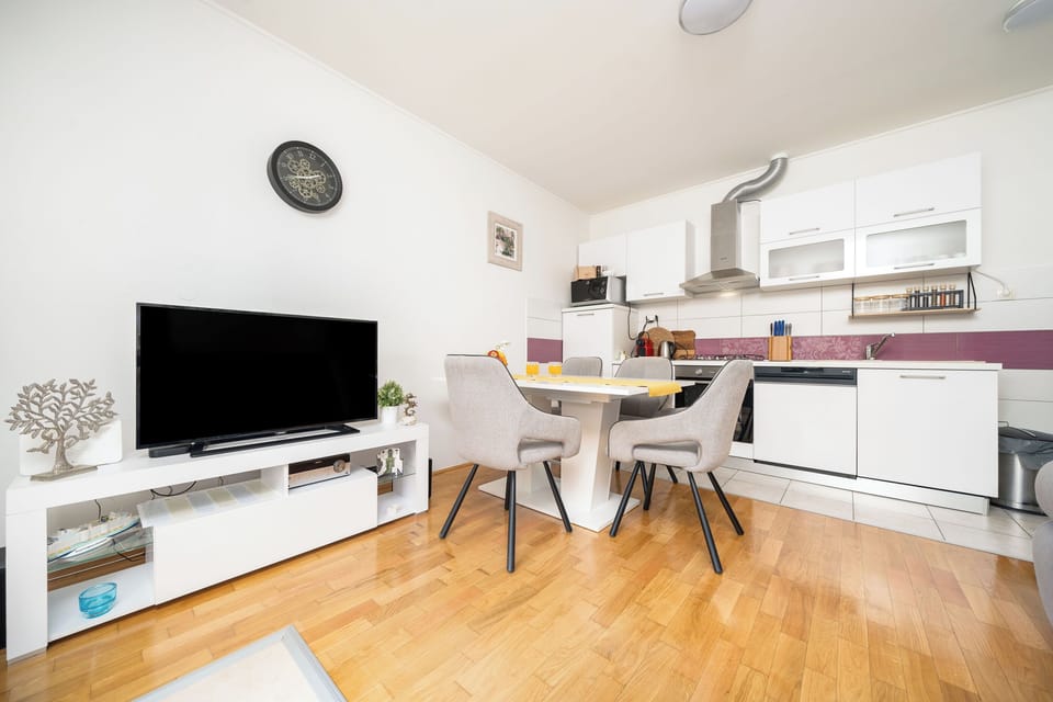 House | Private kitchen | Fridge, microwave, oven, stovetop