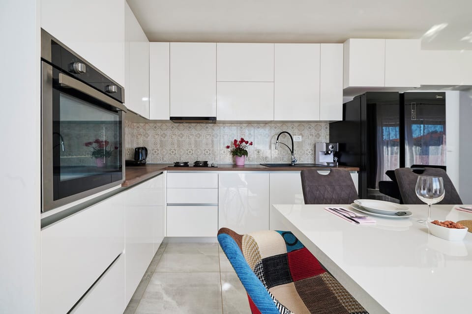 Apartment (A1) | Private kitchen | Fridge, microwave, oven, stovetop