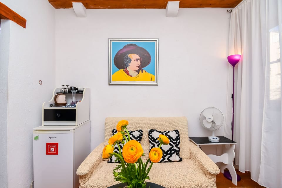Room (S1) | Living area
