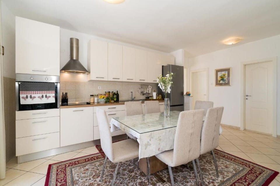 Apartment (A1) | Private kitchen | Fridge, oven, dishwasher, espresso maker