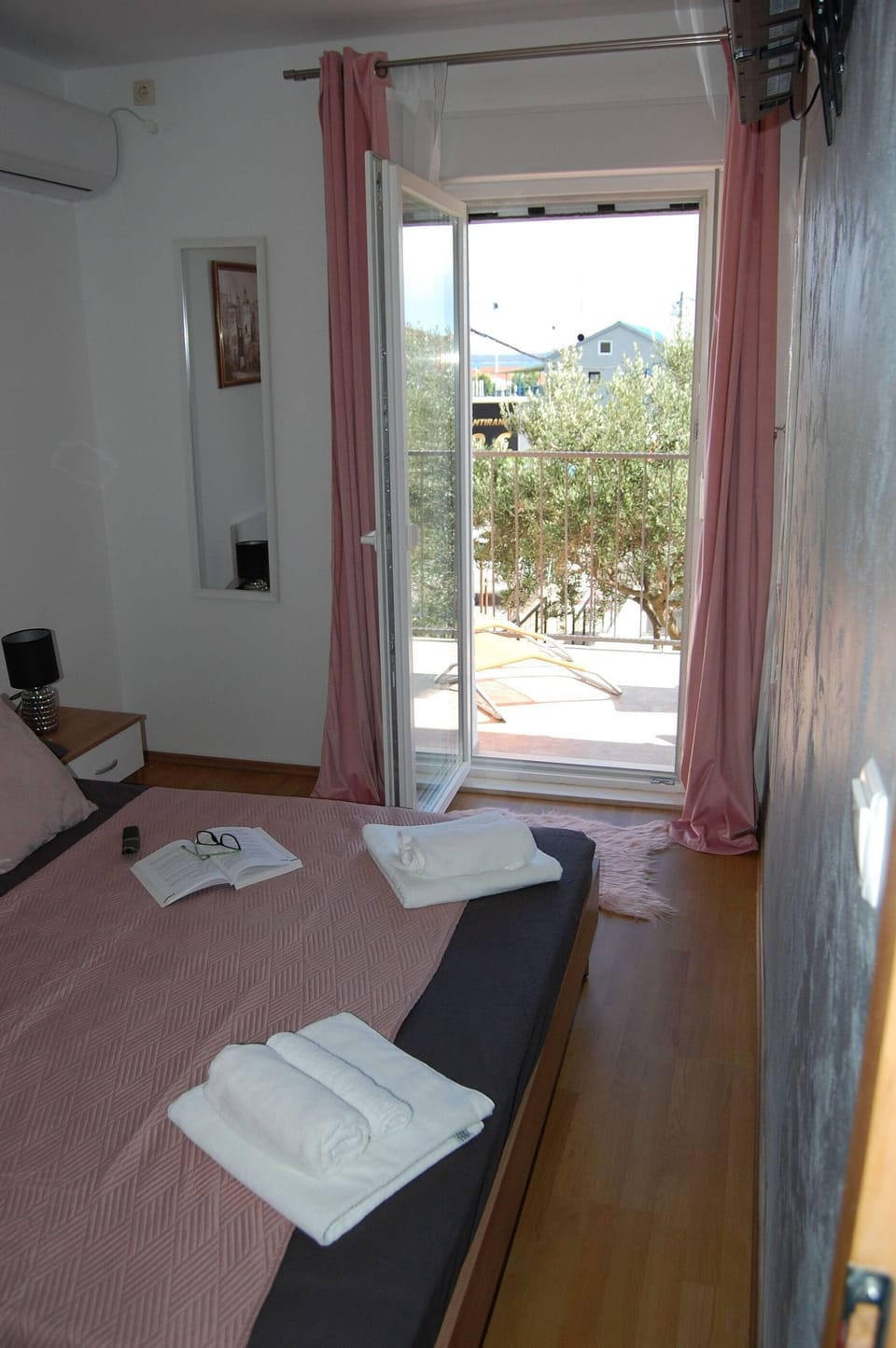 House | In-room safe, iron/ironing board, WiFi (free)