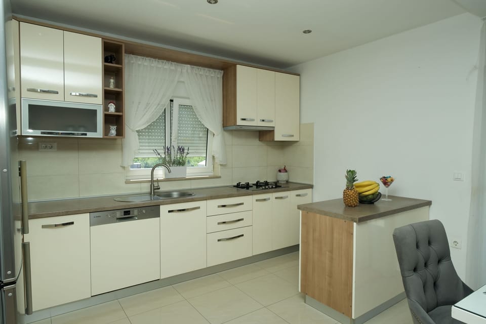 Apartment (A1) | Private kitchen | Fridge, microwave, oven, stovetop