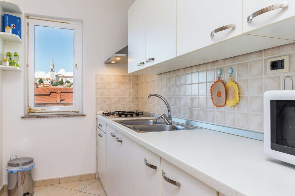 House | Private kitchen | Fridge, microwave, oven, stovetop