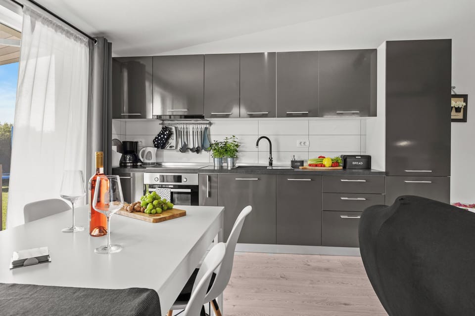 House | Private kitchen | Oven, stovetop, dishwasher, espresso maker