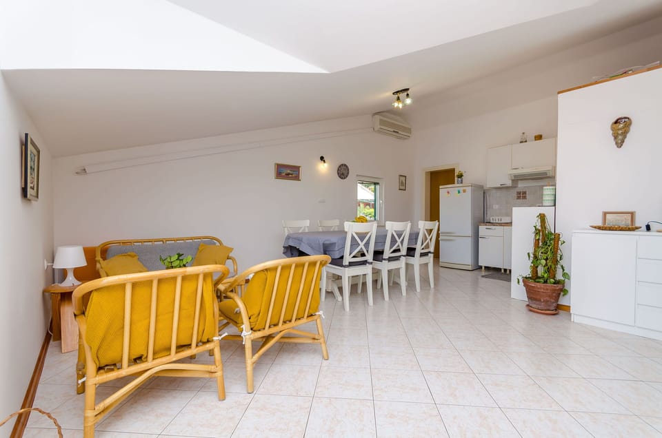 Apartment (A1) | Dining