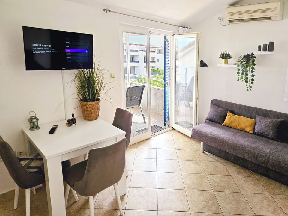 Studio (A1) | Private kitchen | Fridge, microwave, stovetop, electric kettle