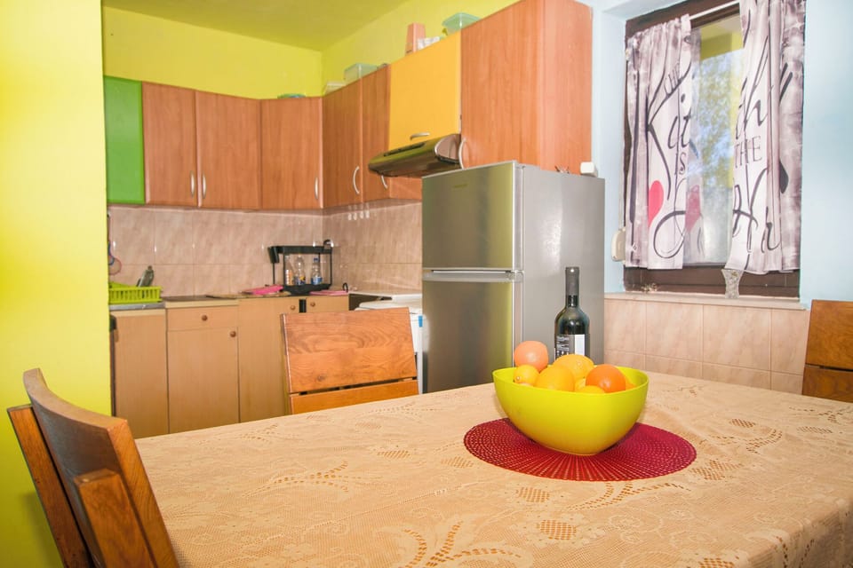 House | Private kitchen | Fridge, oven, stovetop, cookware/dishes/utensils