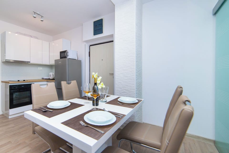 Apartment (A1) | Private kitchen | Fridge, microwave, oven, stovetop