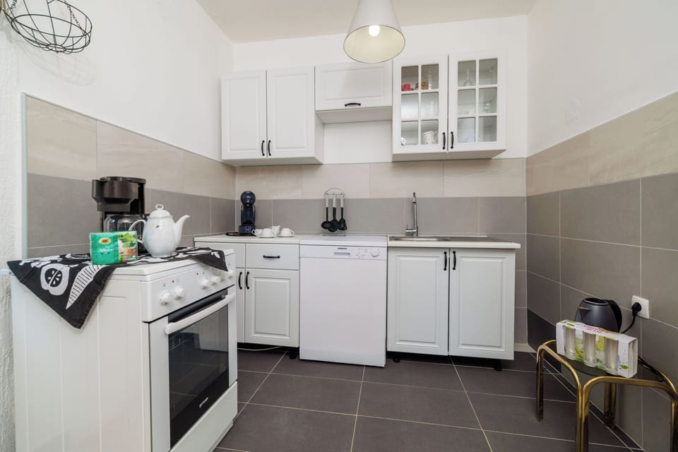 Apartment (A1) | Private kitchen | Fridge, microwave, oven, stovetop