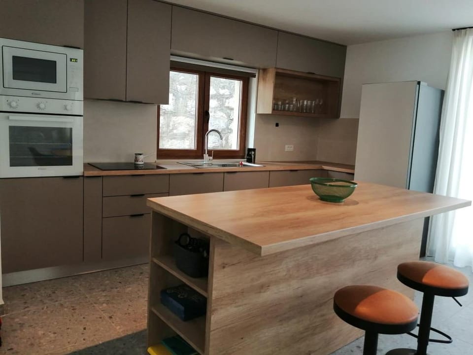 House | Private kitchen | Fridge, microwave, oven, stovetop