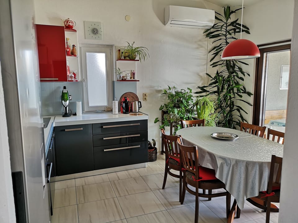Apartment (A1) | Private kitchen | Espresso maker, fridge, oven, stovetop