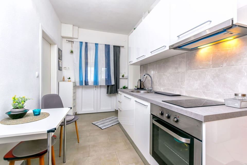 Apartment (A1) | Private kitchen | Fridge, microwave, oven, stovetop