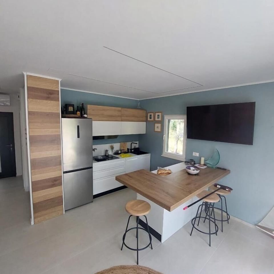 House | Private kitchen | Fridge, microwave, oven, stovetop