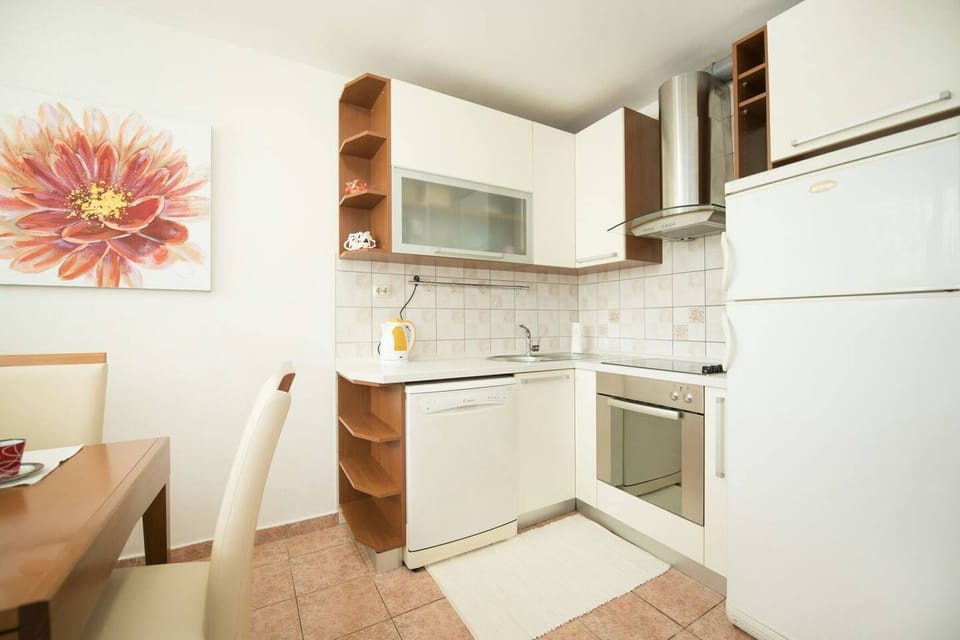 Apartment (A1) | Private kitchen | Fridge, microwave, oven, stovetop