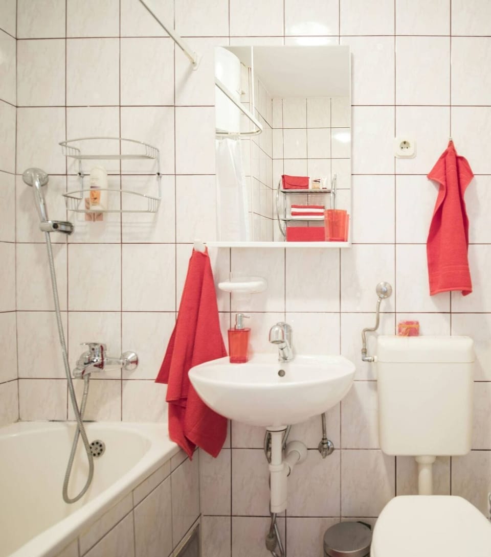 Apartment (A1) | Bathroom | Bathtub, towels, soap, toilet paper