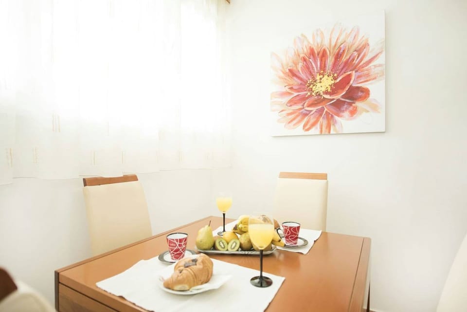 Apartment (A1) | Dining