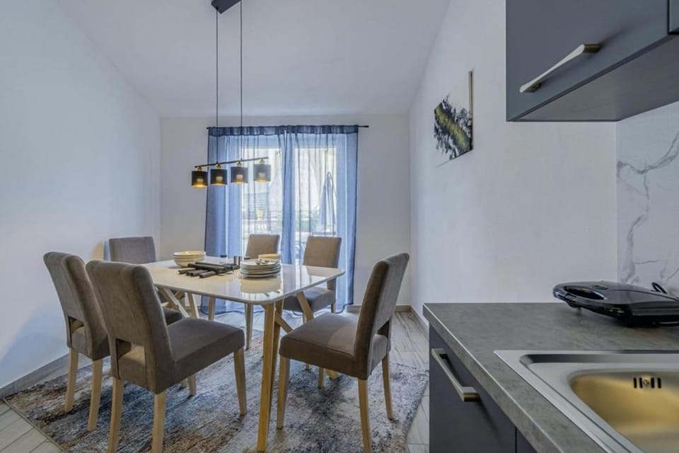House | Private kitchen | Fridge, microwave, oven, stovetop