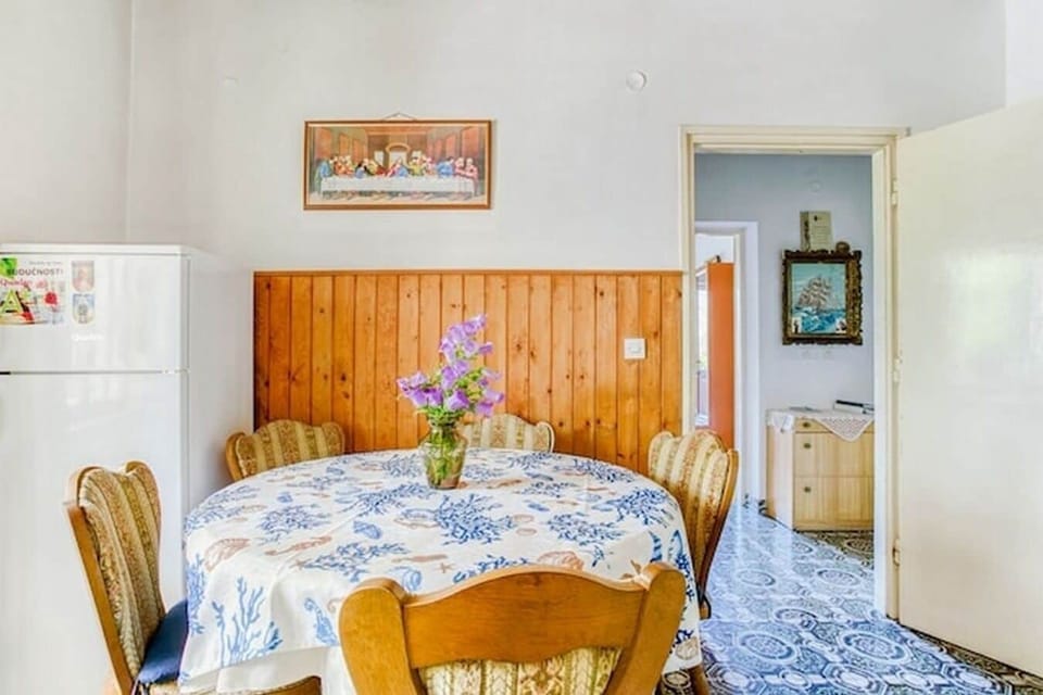 Apartment (A1) | Private kitchen | Fridge, oven, stovetop, cookware/dishes/utensils