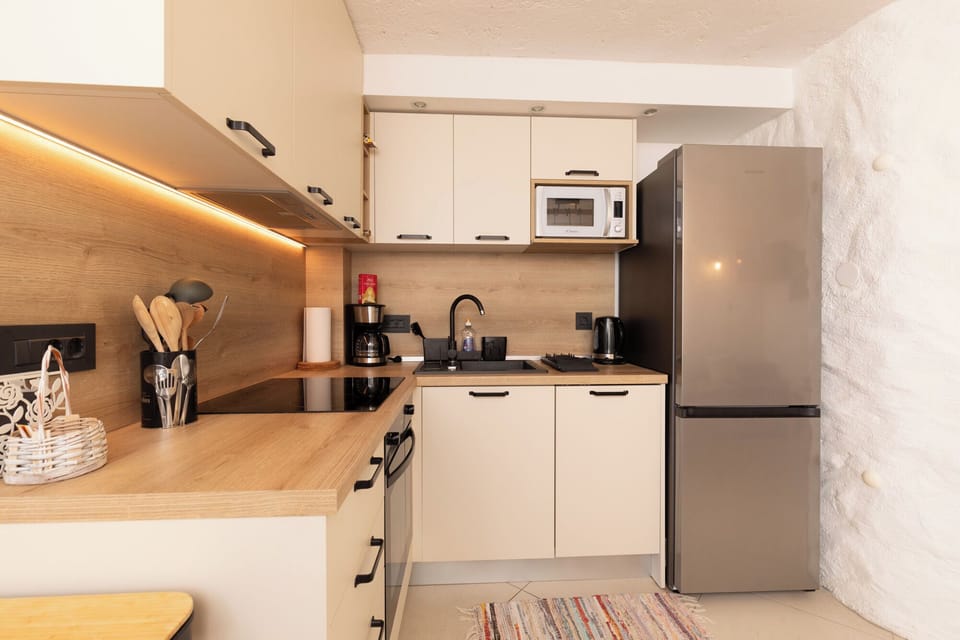 House | Private kitchen | Fridge, microwave, oven, stovetop