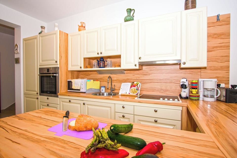 House | Private kitchen | Fridge, microwave, oven, stovetop