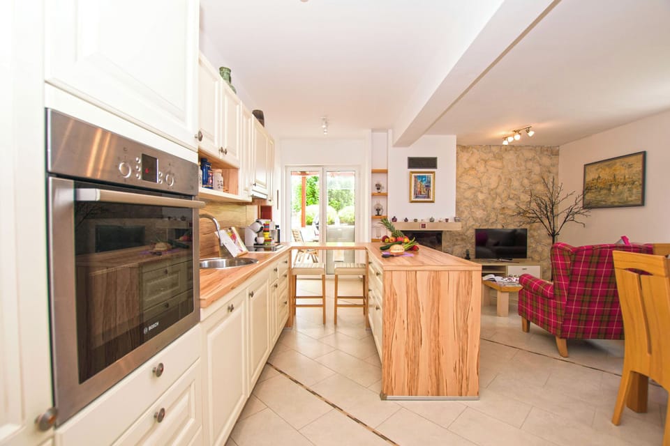 House | Private kitchen | Fridge, microwave, oven, stovetop
