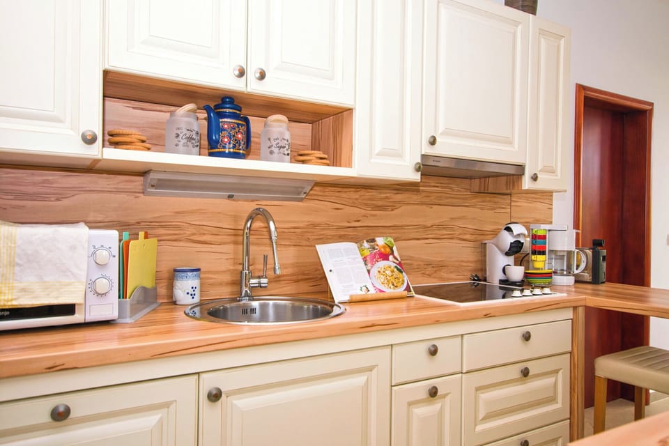 House | Private kitchen | Fridge, microwave, oven, stovetop