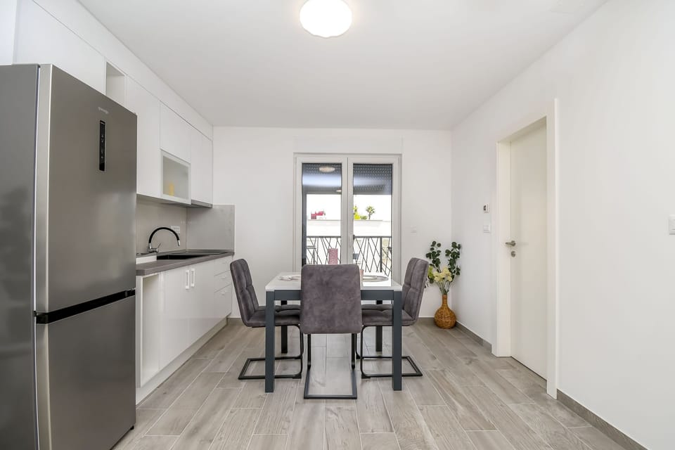 Apartment (A1) | Private kitchen | Fridge, microwave, oven, stovetop