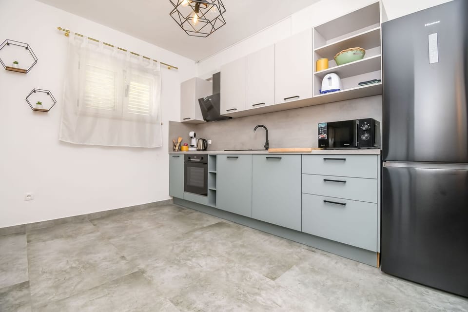 Apartment (A1) | Private kitchen | Fridge, microwave, oven, stovetop